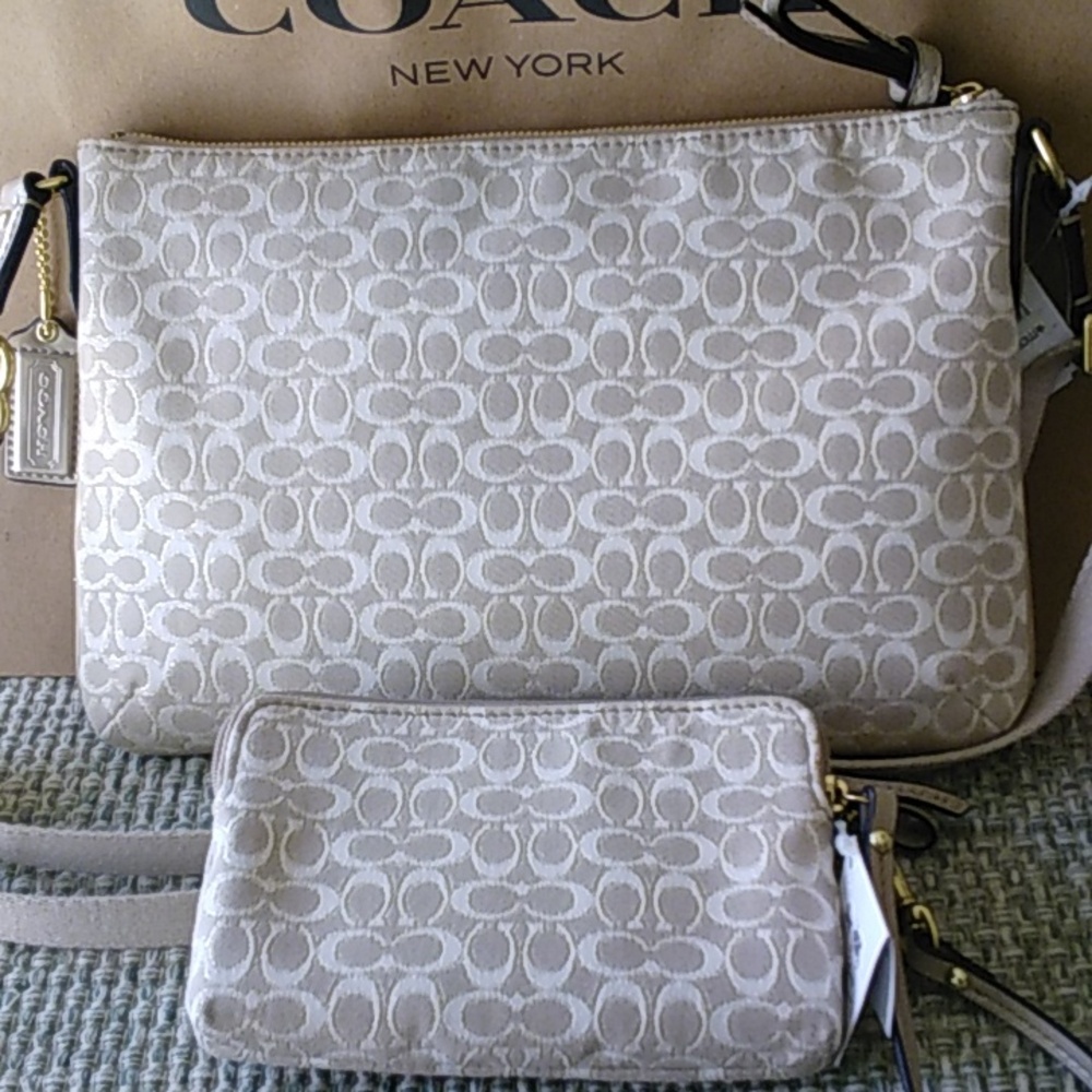 Rare Stunning Coach Beige/ Tan Signature Canvas Crossbody with Matching Wristlet - Picture 10 of 12